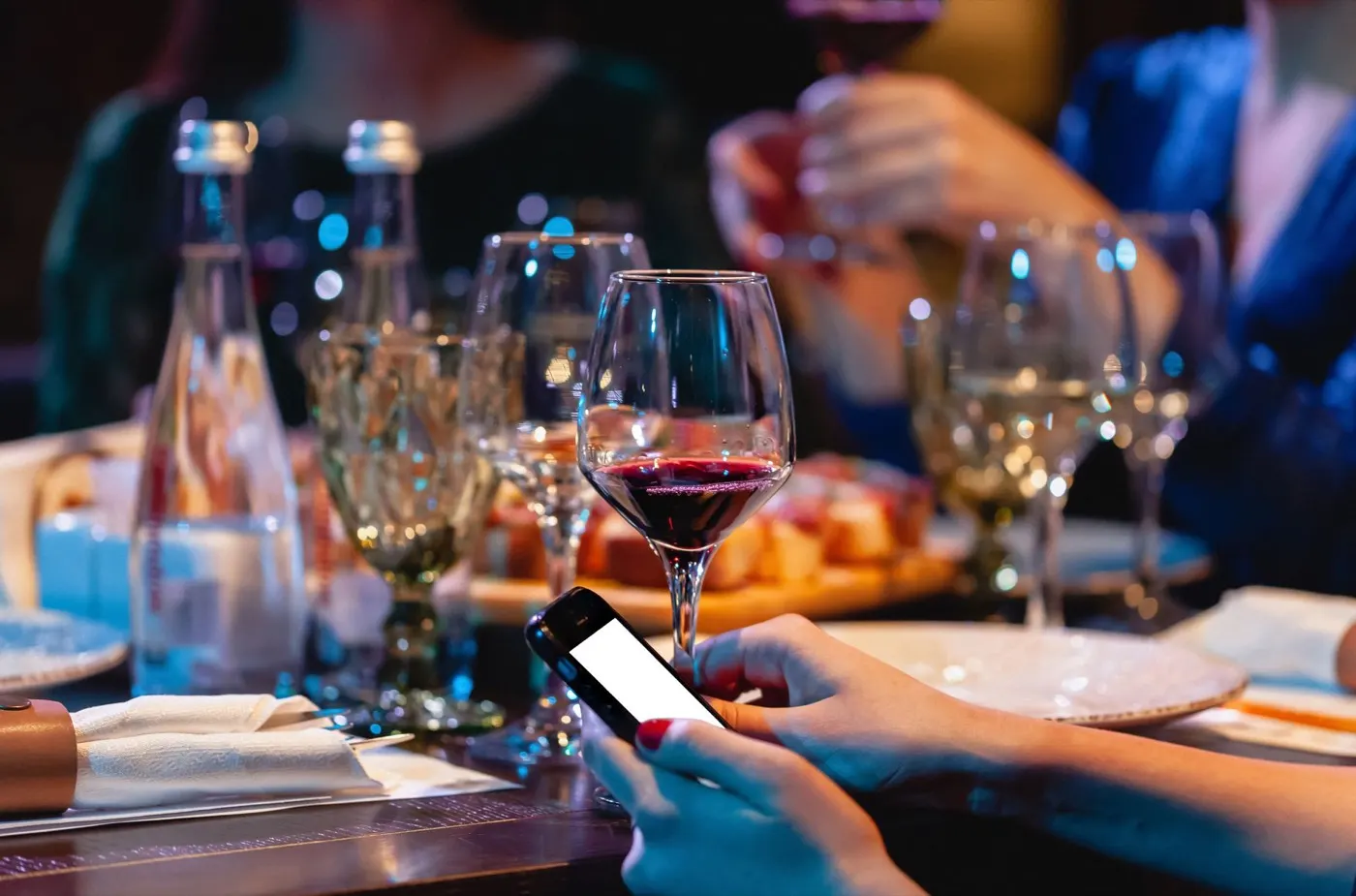 Calici di rosso a tavola