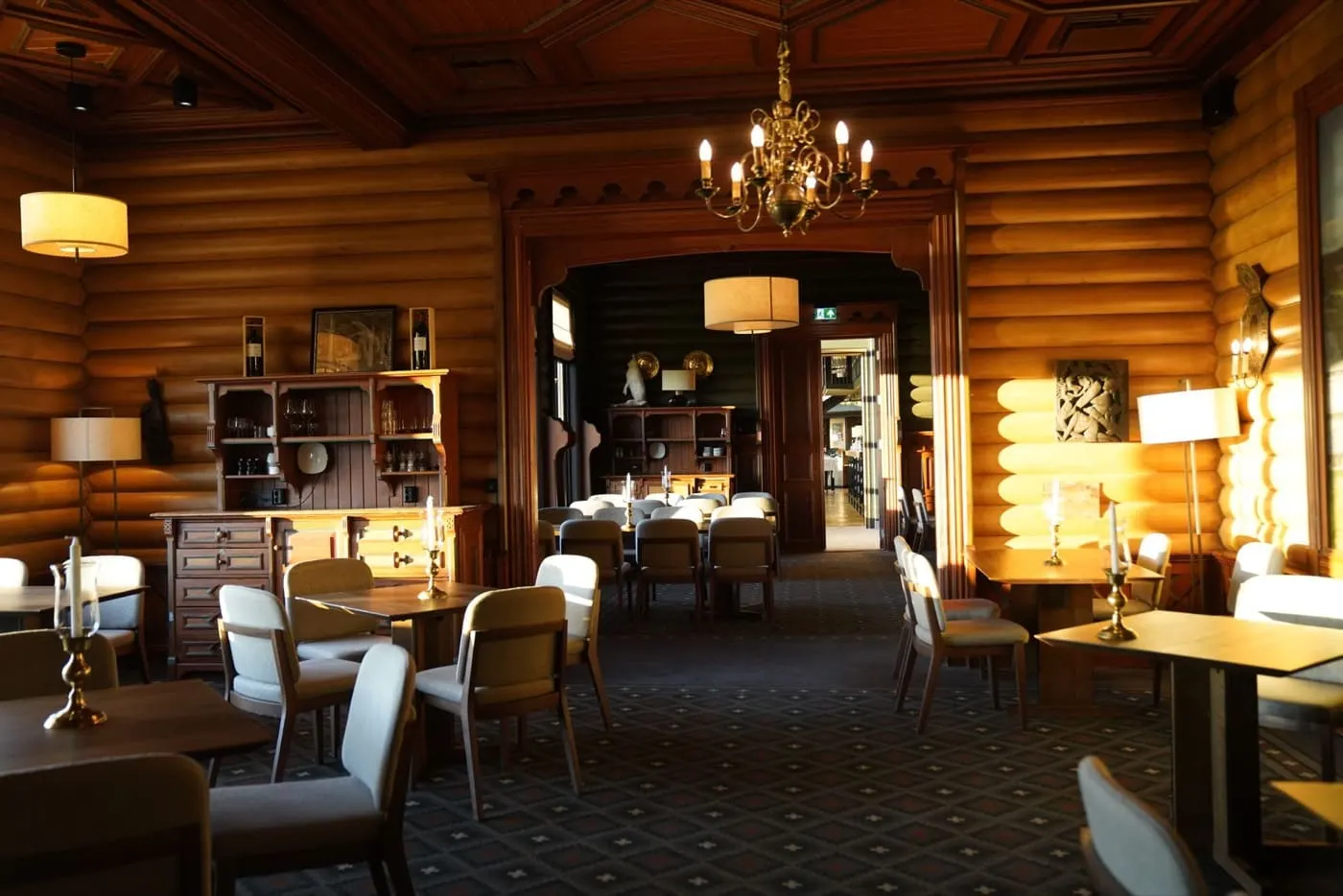 La sala, legno e luce calda